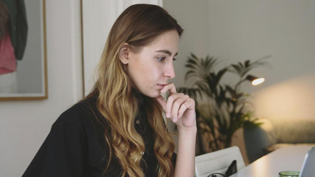 Menschen beim gemeinsamen Lernen über Finanzthemen in entspannter Atmosphäre