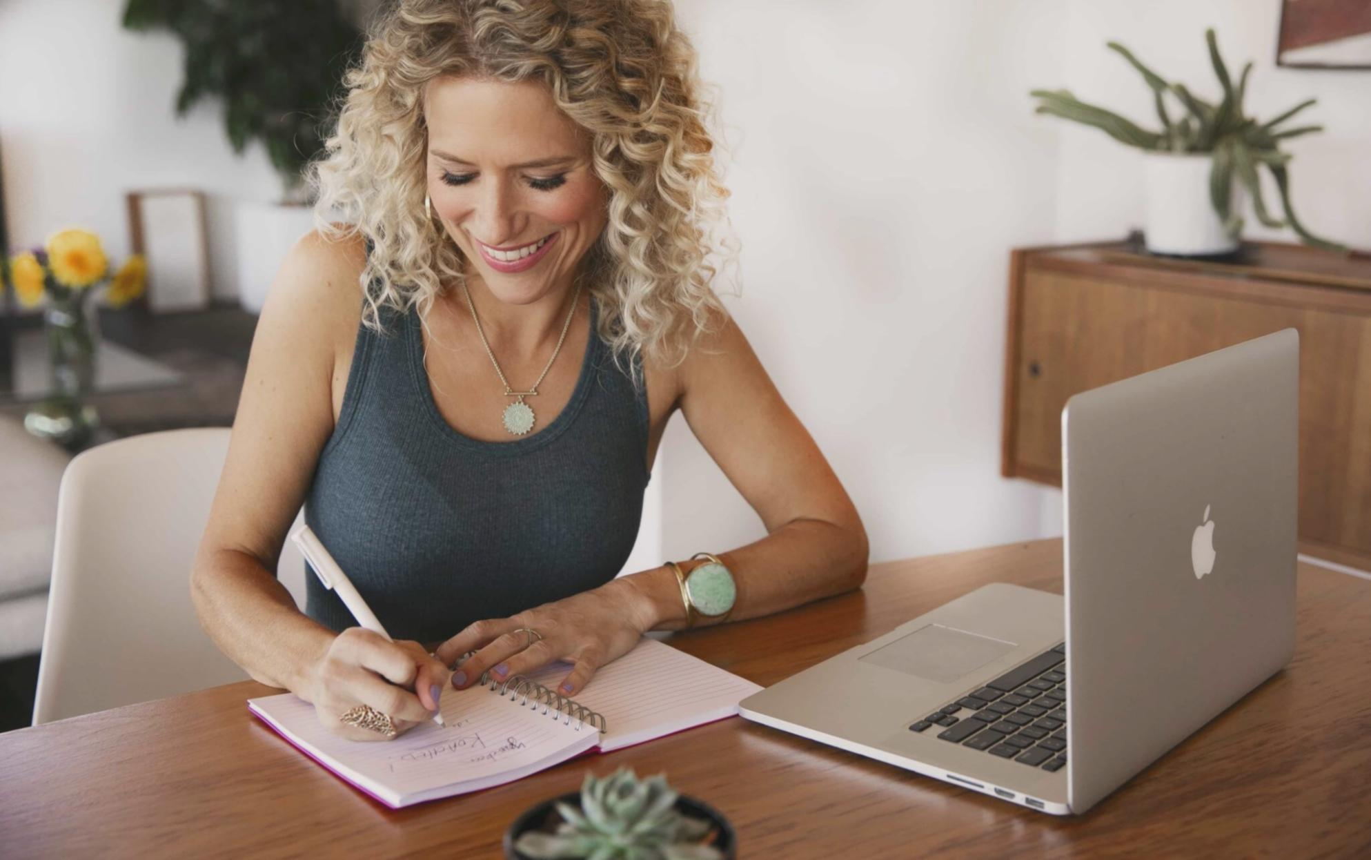 Team bei der Entwicklung von Lernmaterialien für finanzielle Bildung