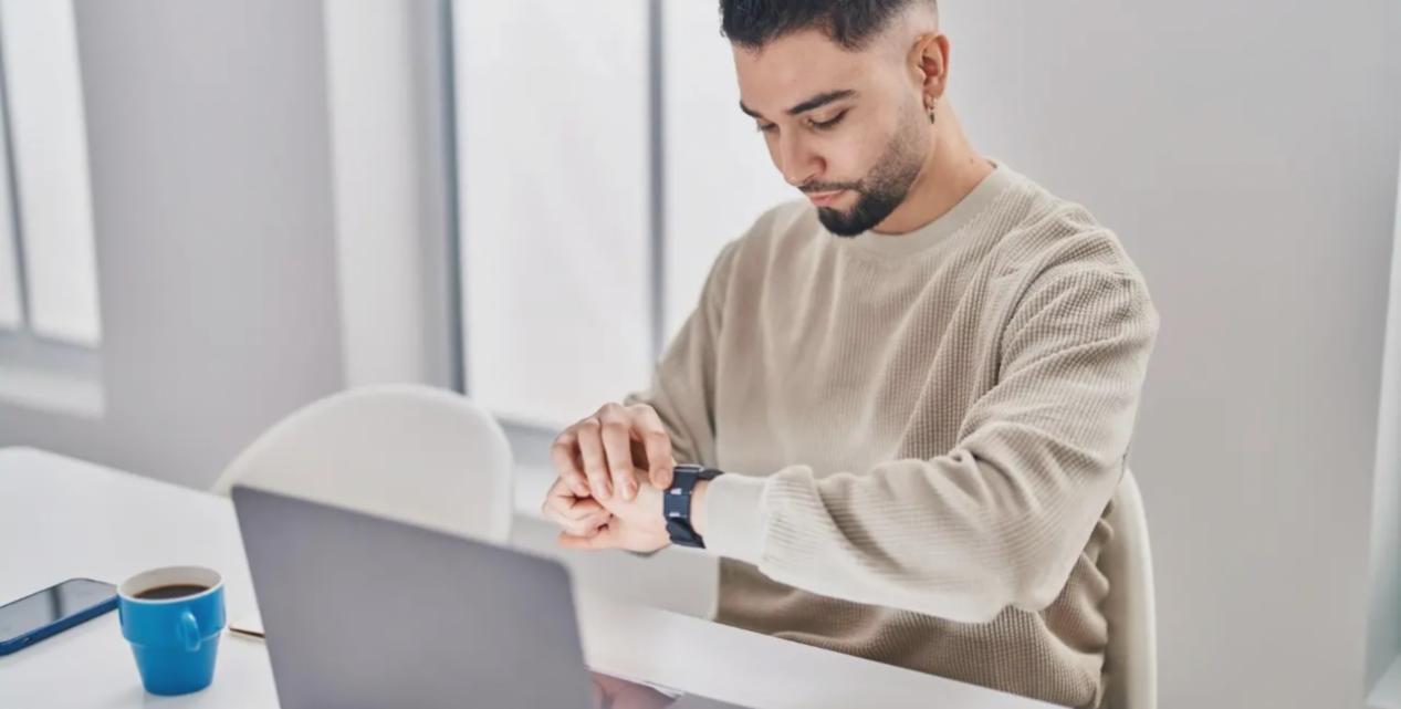 Studierende lernen Finanzplanung in modernem Kursraum