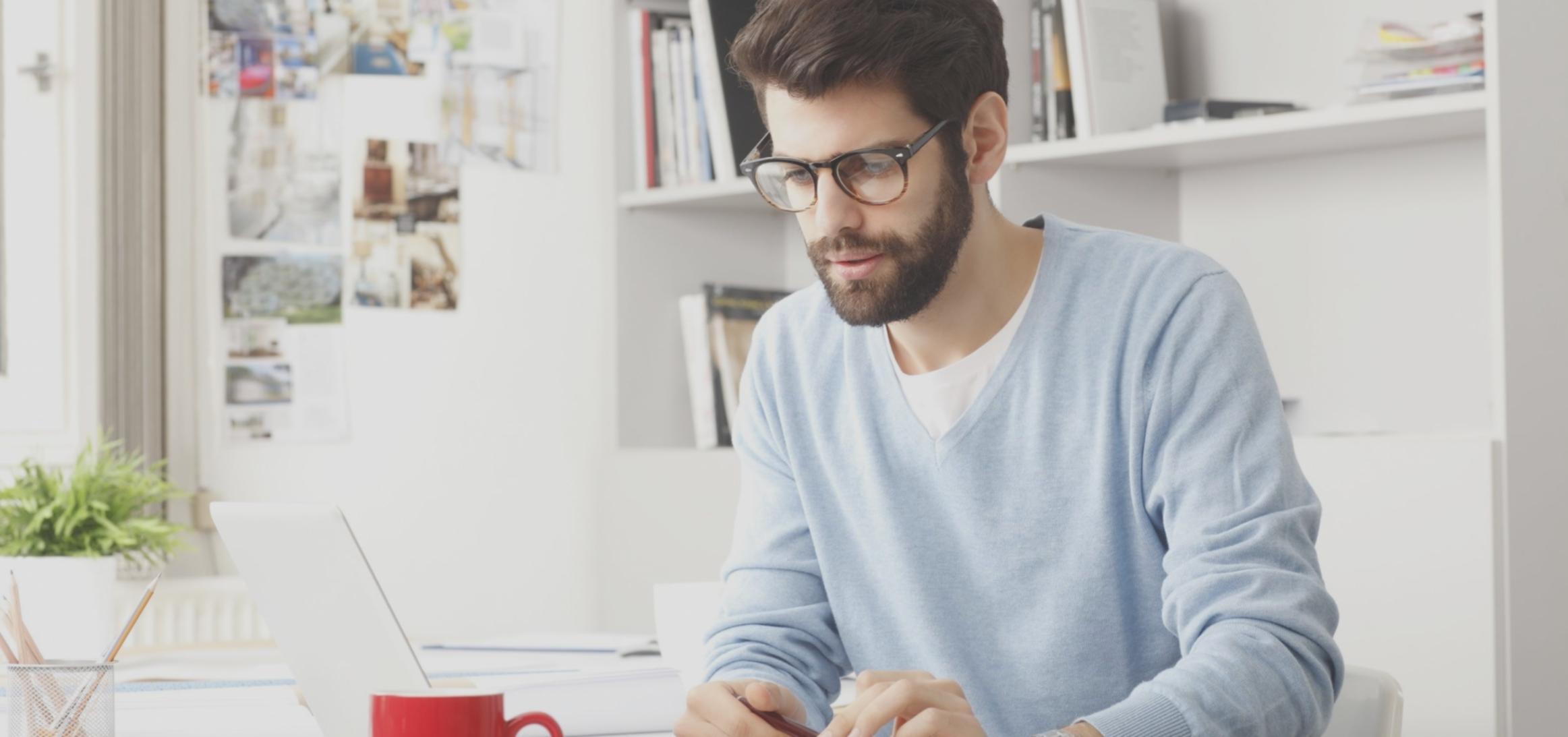 Zusammenarbeit im Team bei der Entwicklung von Finanzbildungsprogrammen